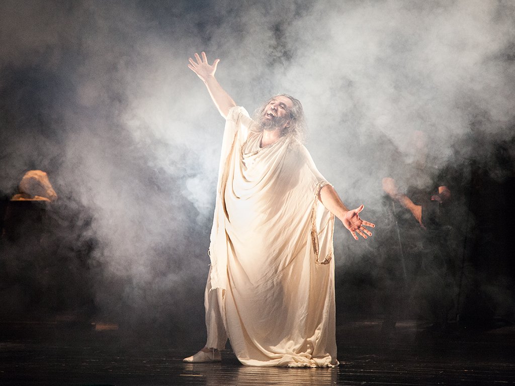 17. Kıbrıs Tiyatro Festivali’nde Tiyatro Üçartıbir “Sokrates’in Son Gecesi”ni sahneledi